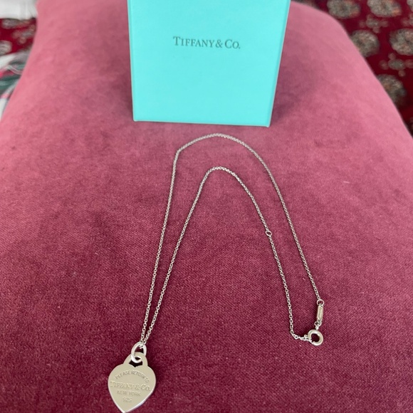 Return to Tiffany Pendant & Chain - Picture 3 of 5